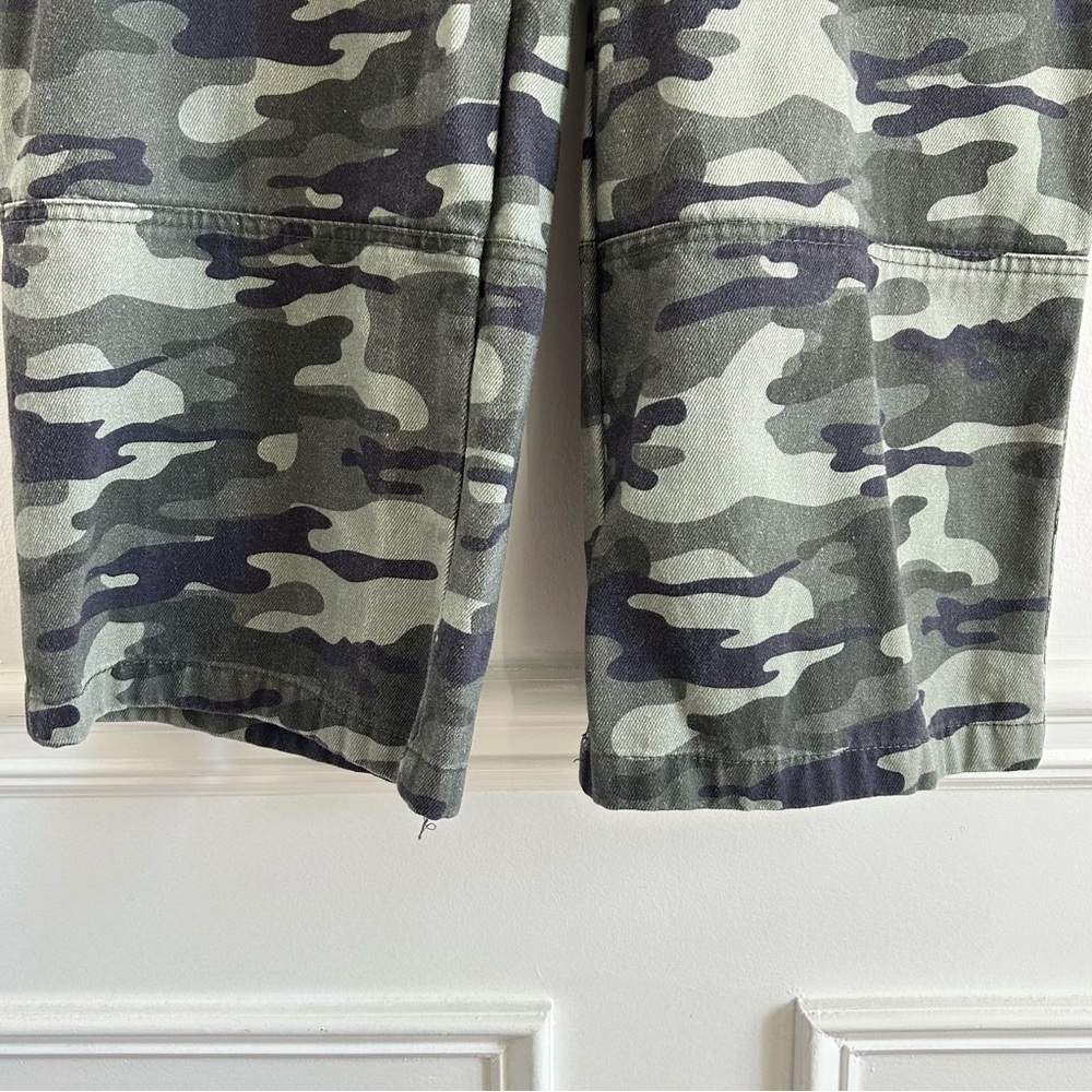 High-Rise Wide-Leg Cargo Jeans in Green Camo - Picture 13 of 14